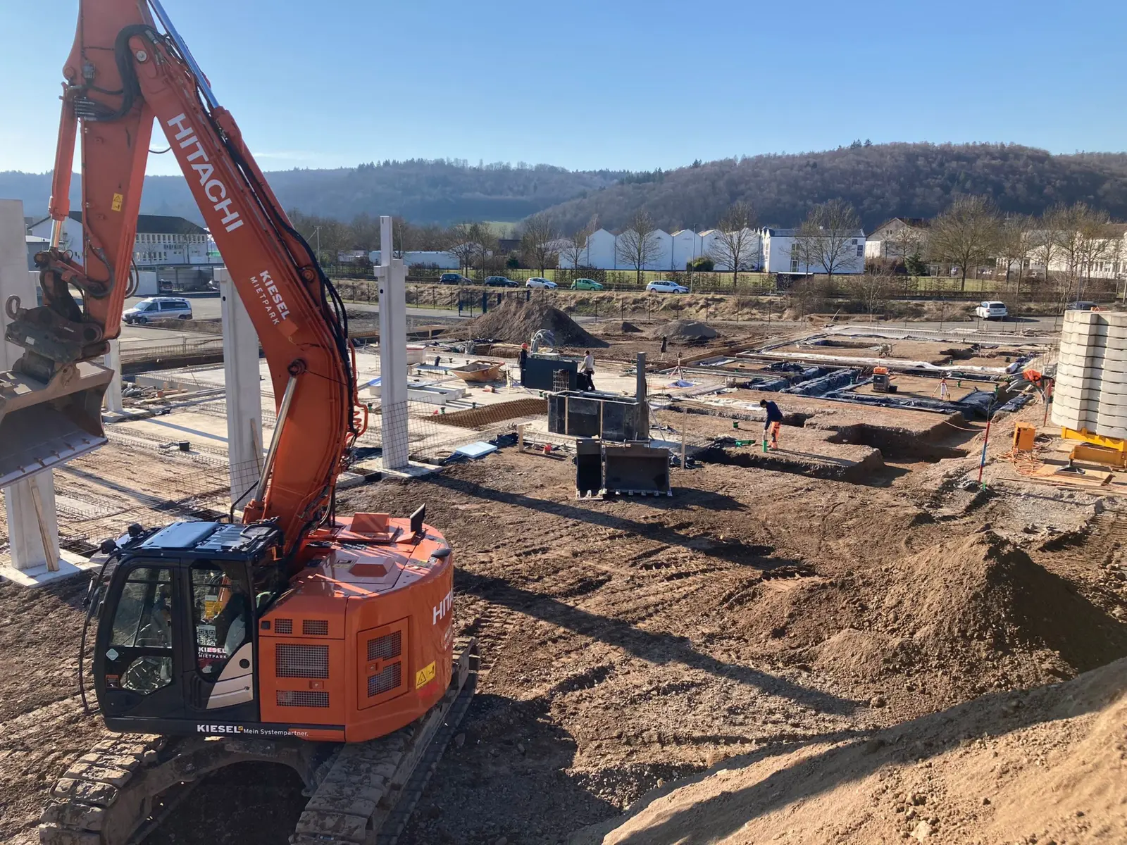 Großbagger auf einer weitläufigen Tiefbaustelle